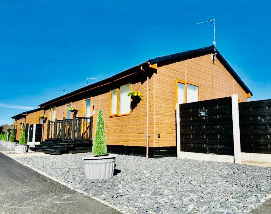 Tulip Cabin With Hot Tub York Zewnętrze zdjęcie